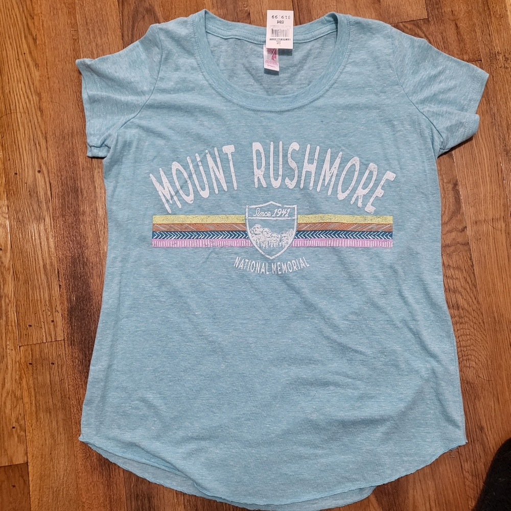 NWT Mount Rushmore Shirt